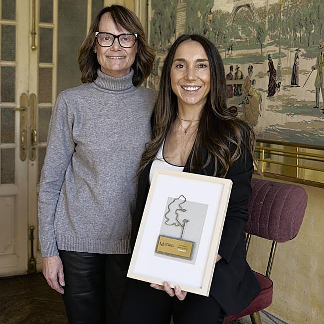 Julia Chacón, fundadora y CEO de Luxmetique (a la derecha) y su directora de comunicación, Luz García Toro.